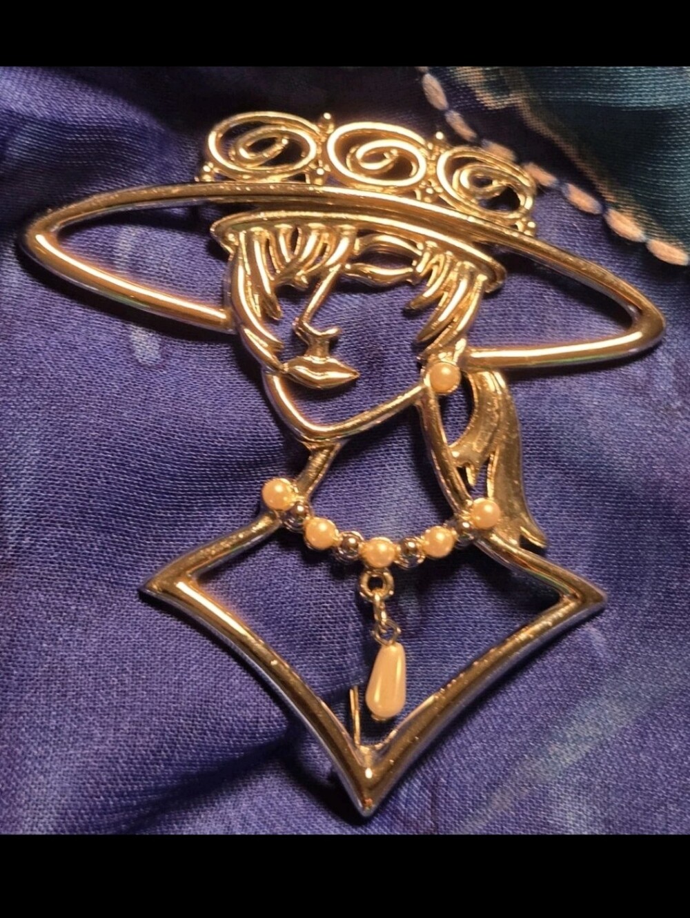 Stanley Silver-Tone Lady Silhouette Brooch Fashion Pin Cream Tear Drop Pearl